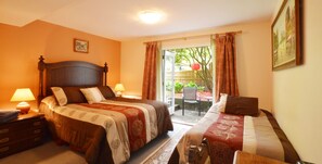 Individually decorated, individually furnished, desk, iron/ironing board - Marketa's Bed & Breakfast (Victoria)