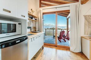 Estudio panorámico, 1 cama King size, baño en la habitación, vista al lago (Eagle) | Cocina privada | Refrigerador, microondas, cafetera y tetera y tetera eléctrica 