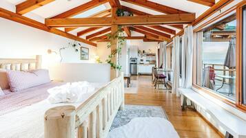 Panoramic Studio, 1 King Bed, Ensuite, Lake View (Eagle) | Hypo-allergenic bedding, individually decorated, individually furnished