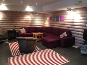 Family Suite, Private Bathroom (Deer) | Hypo-allergenic bedding, individually decorated, individually furnished - Myra Canyon Lodge + Ranch (Kelowna)