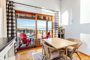 デザイン スタジオ 専用バスルーム (Bird) | 低刺激性寝具、客室ごとに異なる装飾、客室ごとに異なるインテリア、防音設備