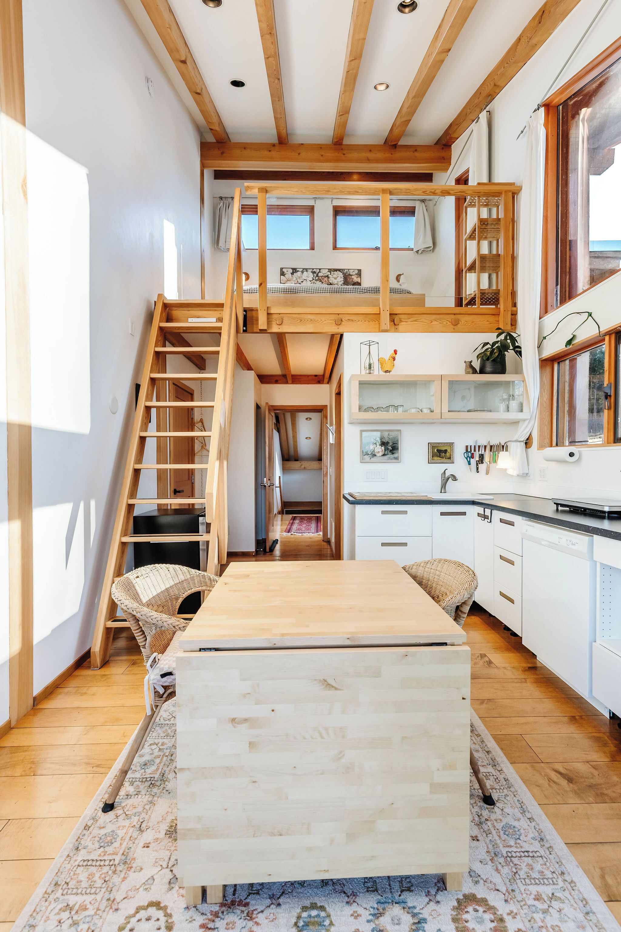 Design Studio, Private Bathroom (Bird) | Hypo-allergenic bedding, individually decorated, individually furnished