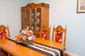 Apartment, 2 Bedrooms, Kitchen | In-room dining - Niagara Falls Motor Lodge (Niagara Falls)