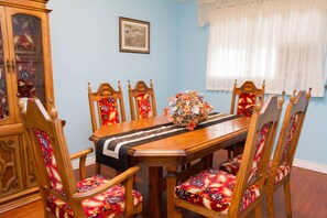 Apartment, 2 Bedrooms, Kitchen | In-room dining - Niagara Falls Motor Lodge (Niagara Falls)