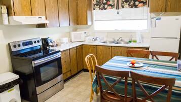Apartment, 2 Bedrooms, Kitchen | Private kitchen | Stovetop
