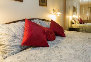 Classic Room, King Bed | 1 bedroom, iron/ironing board, free WiFi - Niagara Falls Motor Lodge (Niagara Falls)