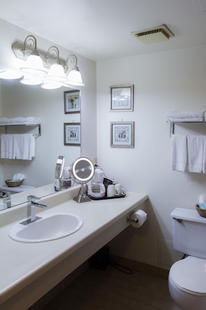 Classic Room, King Bed | Bathroom