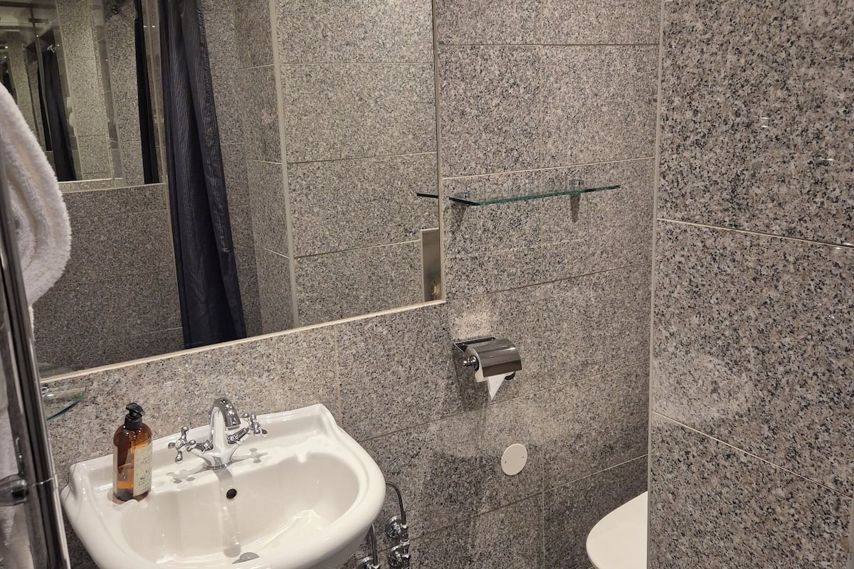 standard single room | bathroom | shower, free toiletries, hair dryer, towels