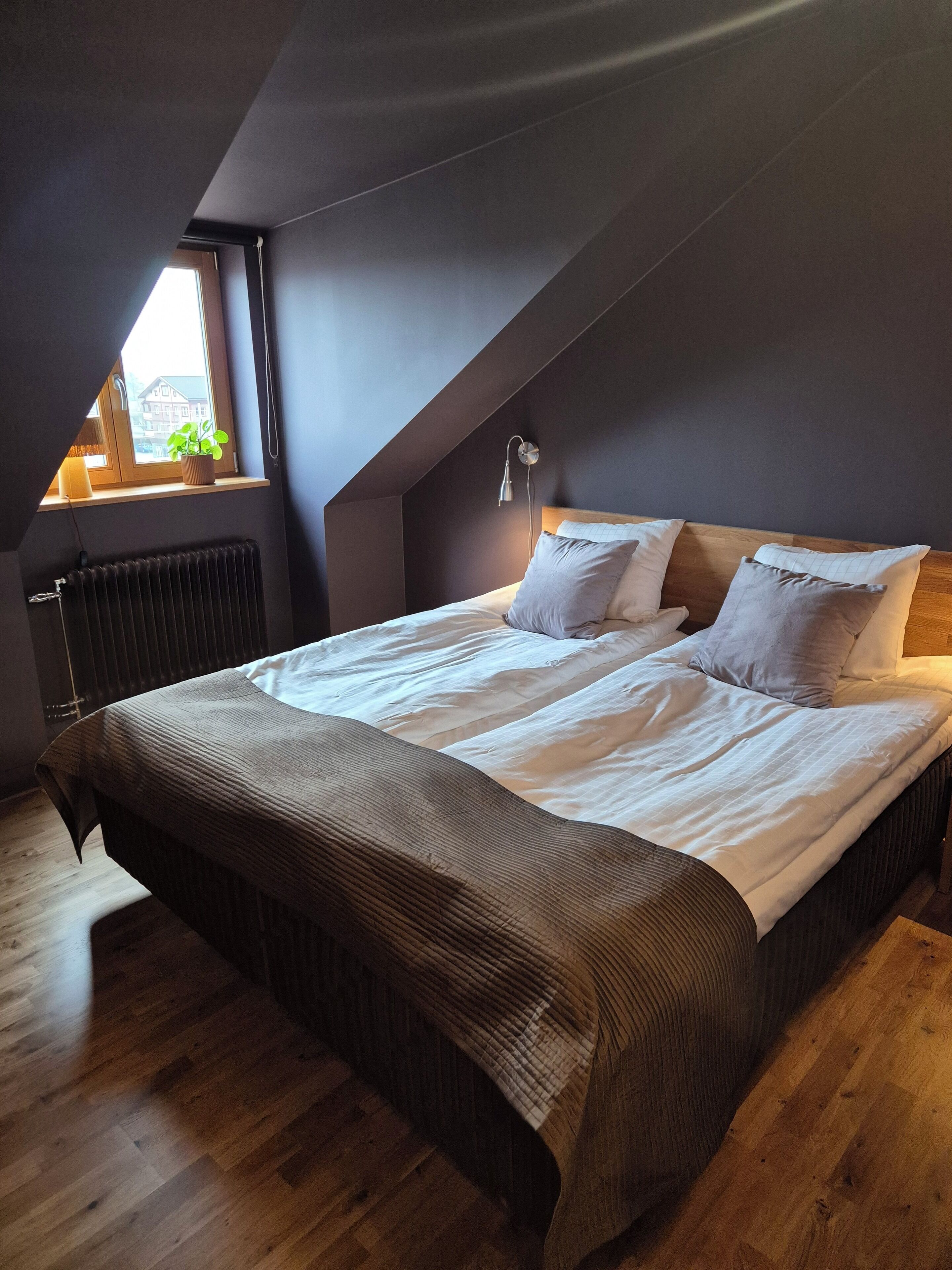 standard double room | 1 bedroom, individually decorated, individually furnished, desk