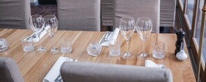 Se sirven almuerzos, cenas y cocina local e internacional 