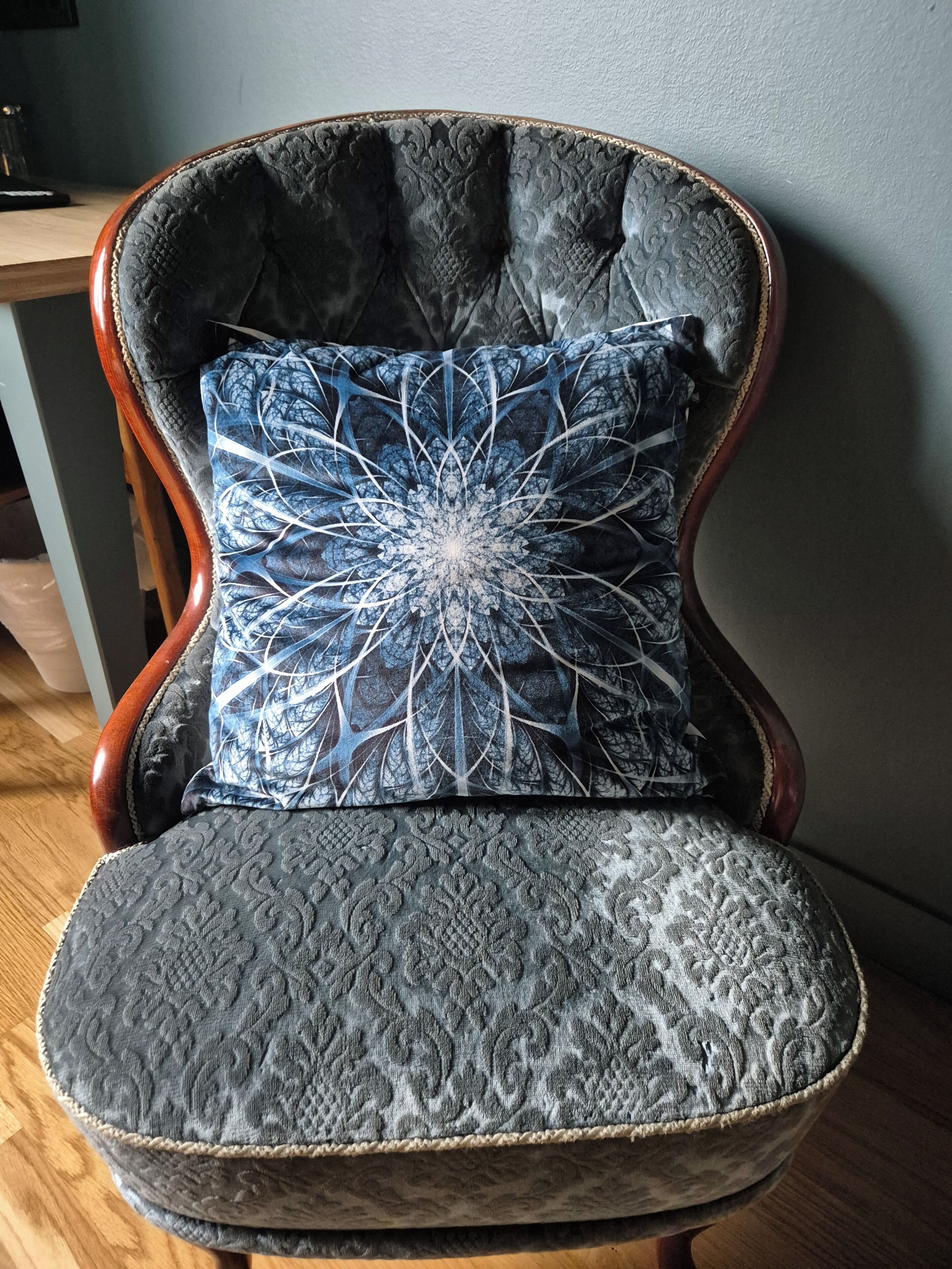 Una silla con un cojín estampado y asiento texturizado.