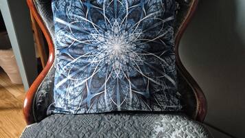 Una silla con un cojín estampado y asiento texturizado.