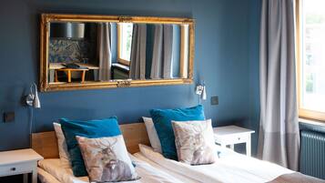 Standard dubbelrum | Individuell inredning, unika möbler, skrivbord och arbetsyta för laptop