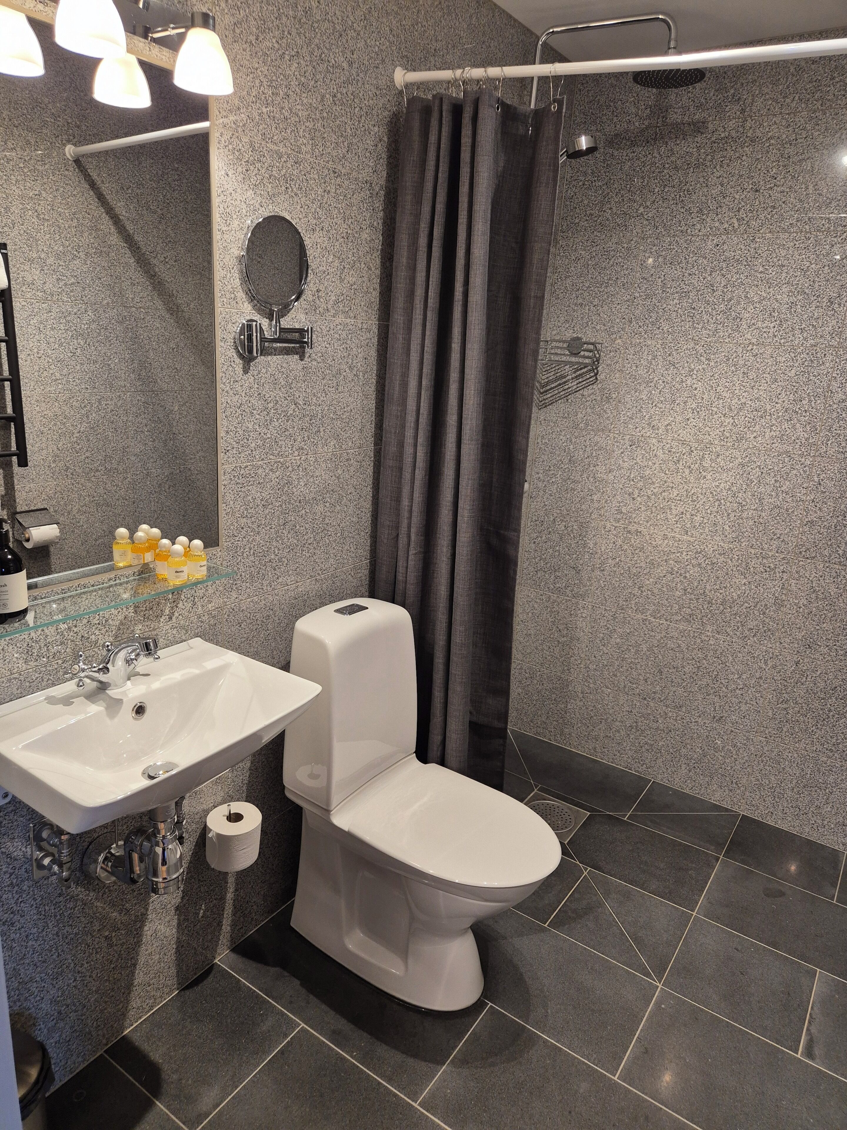 standard double room | bathroom | shower, free toiletries, hair dryer, towels