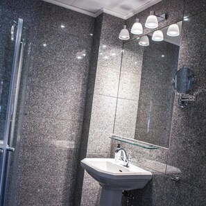 Regadera, amenidades de baño gratuitas, secadora de cabello, toallas 