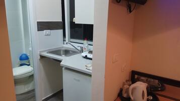 Studio, 1 Tempat Tidur Double, pemandangan bukit | Dapur kecil pribadi | Lemari es