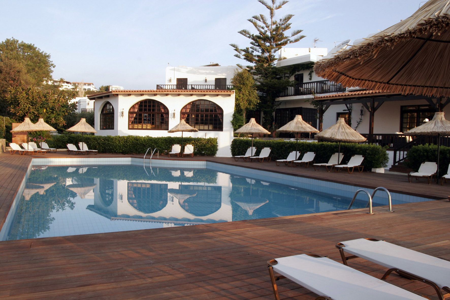 Una piscina techada, 2 piscinas al aire libre