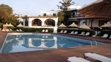 Una piscina techada, 2 piscinas al aire libre