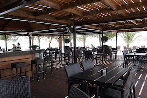 Se sirven desayunos, comidas, cenas y cocina griega