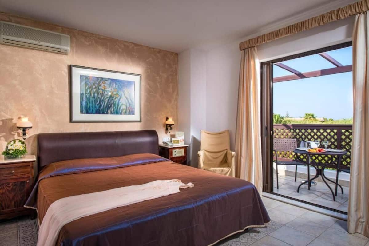 In-room safe, WiFi (free), bed sheets