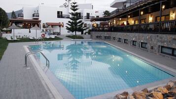 Una piscina techada, 2 piscinas al aire libre