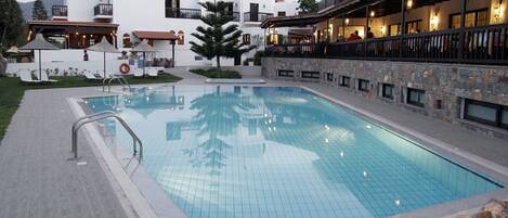 Indoor pool, 2 outdoor pools