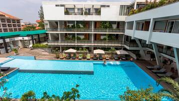 Piscine extérieure, cabanons gratuits, parasols de plage