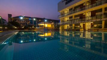 Piscine extérieure, cabanons gratuits, parasols de plage