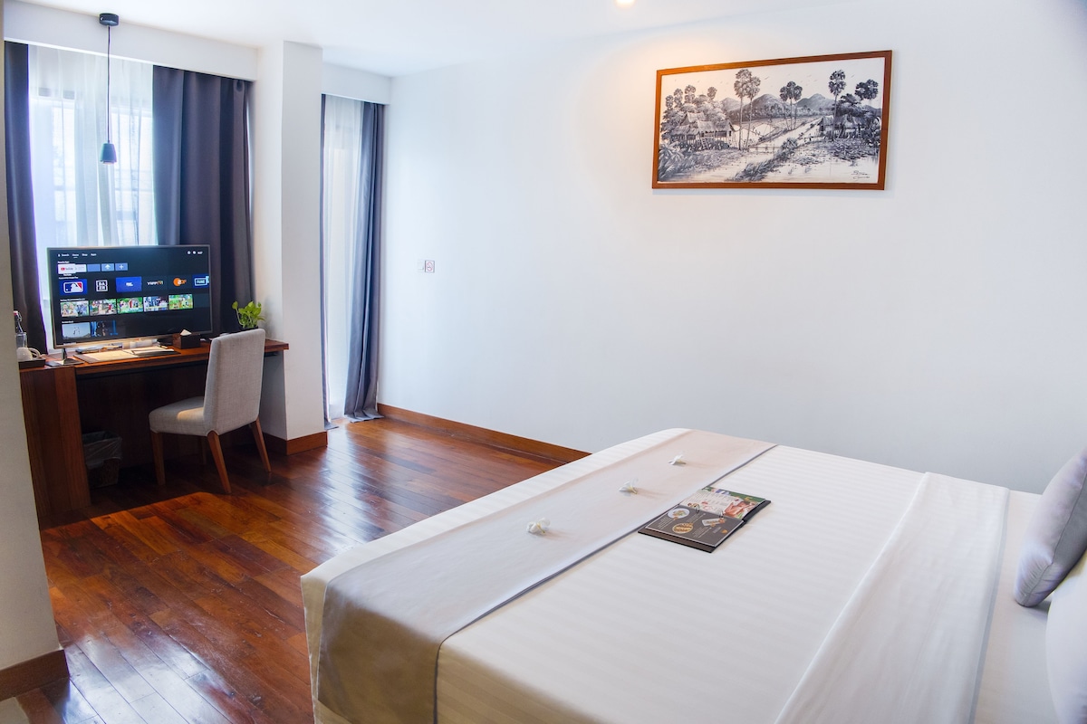 Deluxe Double Room | Minibar, in-room safe, desk, iron/ironing board (on request)
