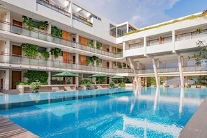 Outdoor pool, free cabanas, pool umbrellas - Hotel Somadevi Angkor Boutique and Resort (Siem Reap)