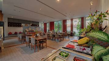 Café da manhã com buffet grátis todos os dias