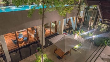 Bar de coquetéis, vistas para a piscina, aberto todos os dias