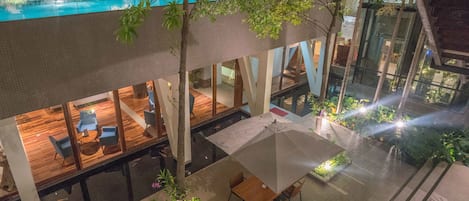 Bar de coquetéis, vistas para a piscina, aberto todos os dias