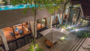 カクテルバー、プールビュー、毎日営業