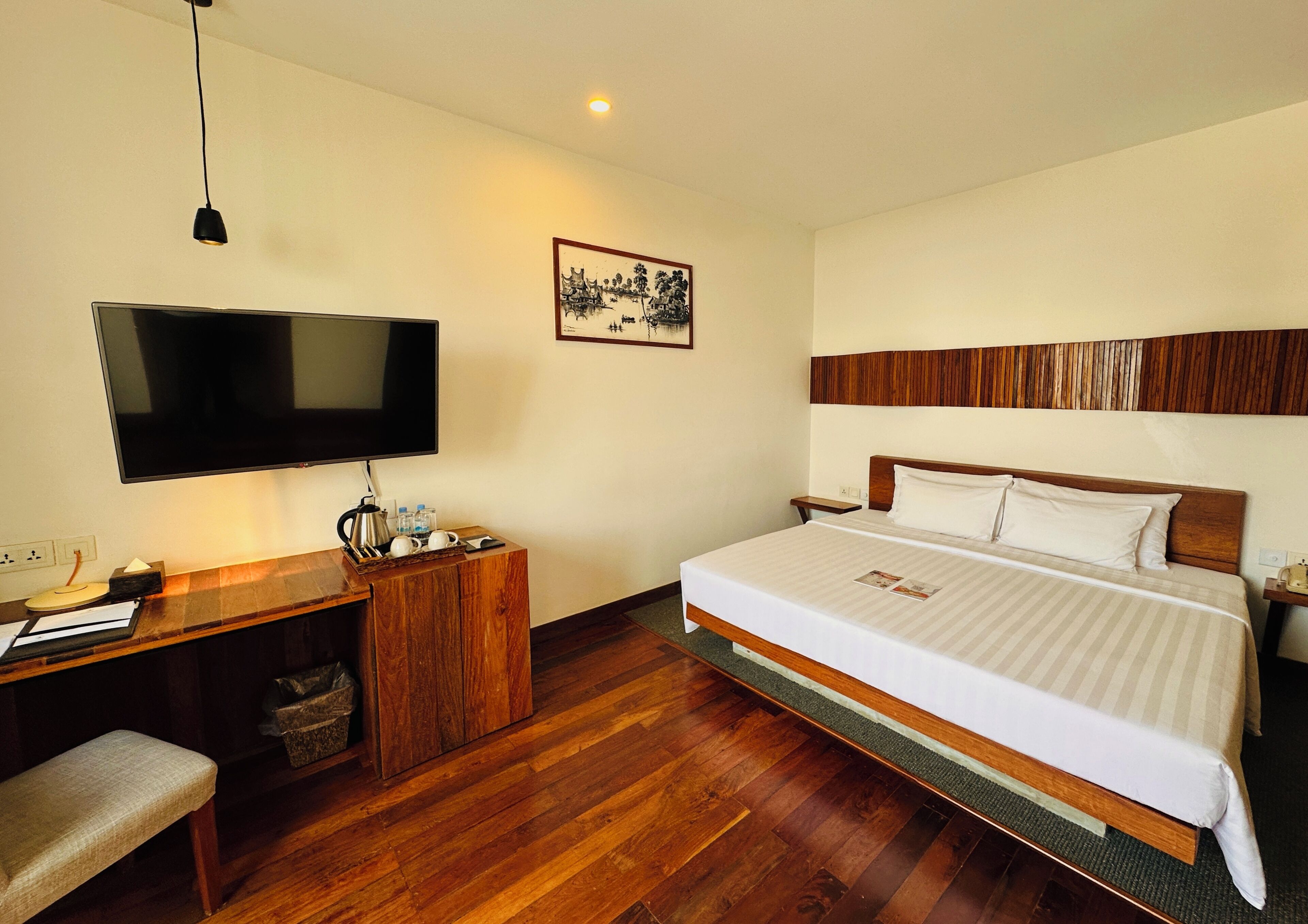 Deluxe Double Room | Minibar, in-room safe, individually decorated, individually furnished