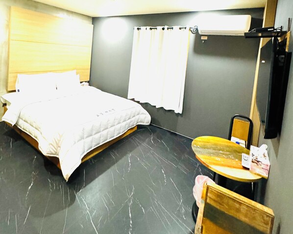Premium bedding, pillowtop beds, desk, WiFi (free) - AIN Hotel (Busan)