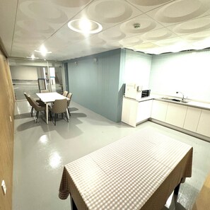 Coffee/tea maker, fridge, microwave, electric kettle - AIN Hotel (Busan)