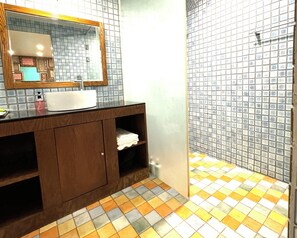 Hydromassage showerhead, designer toiletries, hair dryer, bathrobes - AIN Hotel (Busan)