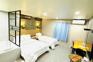 高級寢具、舒適加層、獨特裝潢、書桌