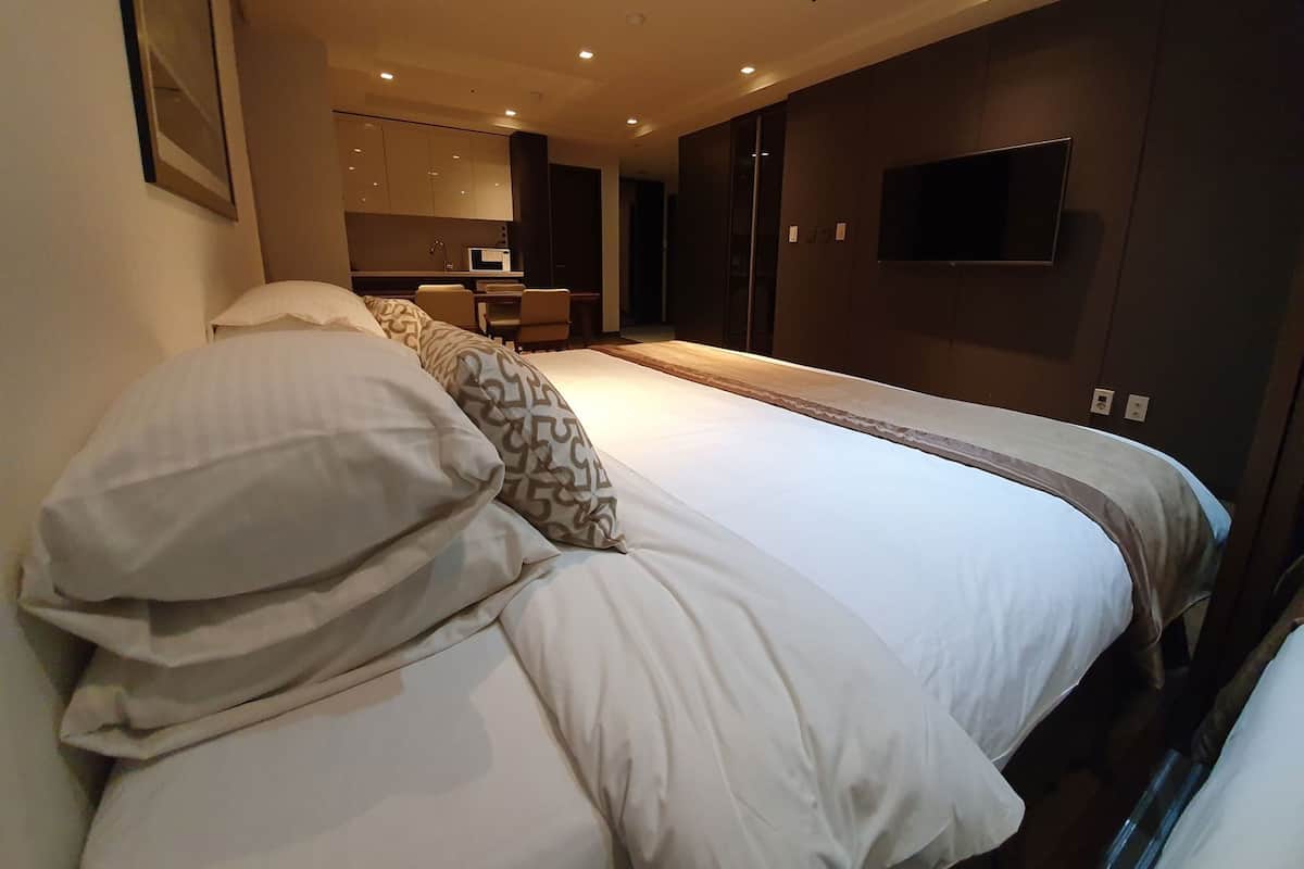 Een kluis op de kamer, een bureau, een laptopwerkplek