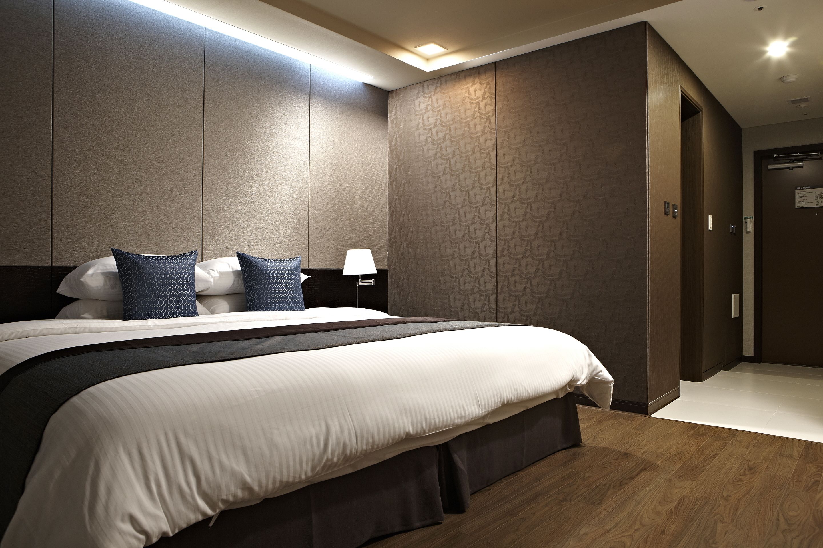 Deluxe King Room | In-room safe, desk, laptop workspace, blackout drapes