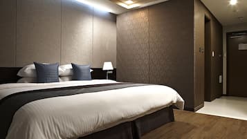 Deluxe King Room | In-room safe, desk, laptop workspace, blackout drapes