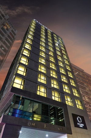 Fachada de la propiedad por la tarde o noche. Ocloud Hotel Gangnam