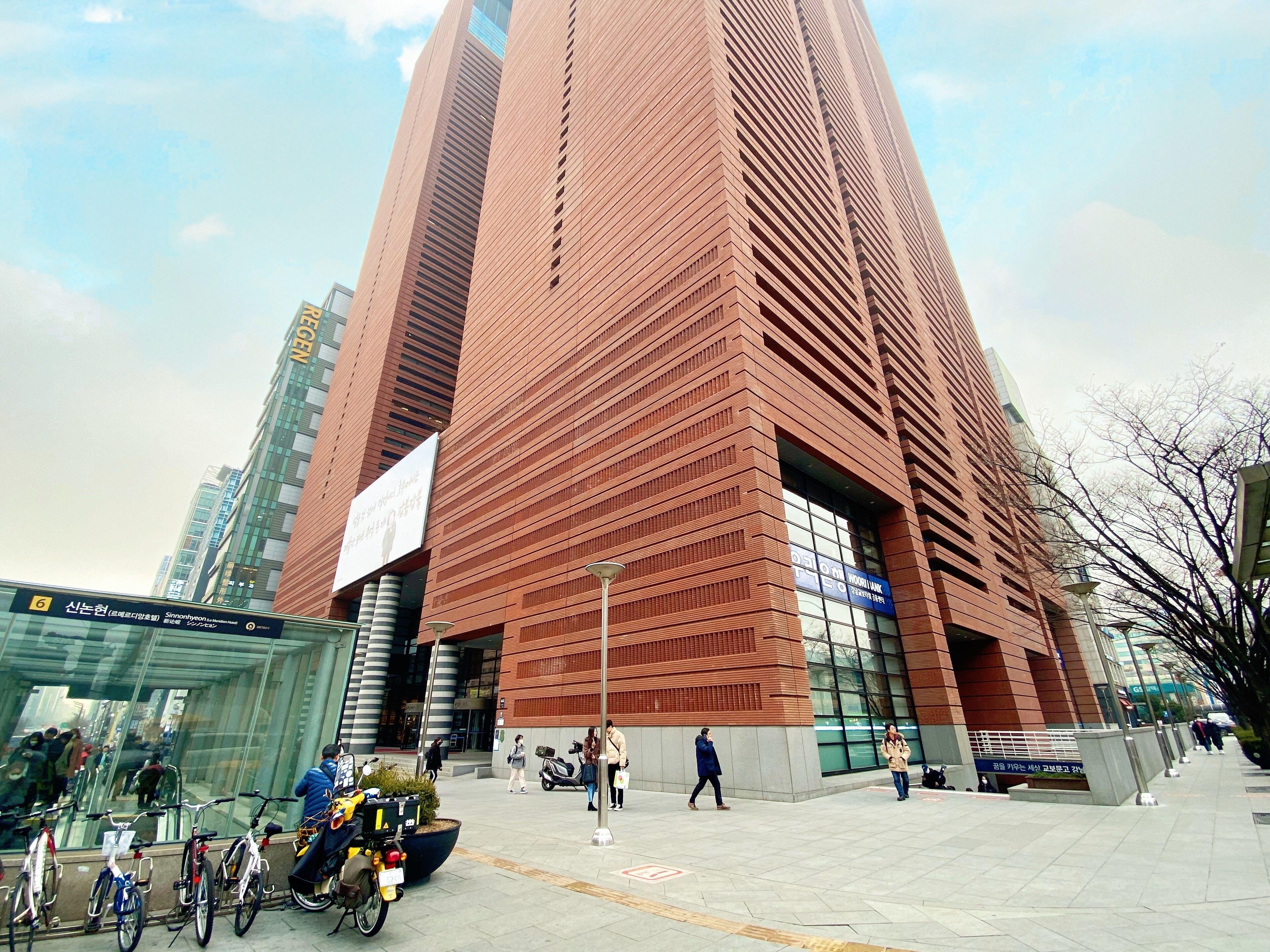 Ein modernes Gebäude mit einer markanten Ziegel Fassade und großen Fenstern.