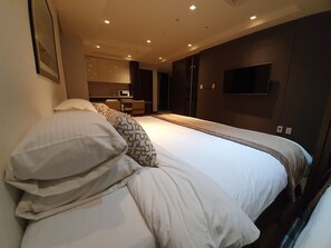 In-room safe, desk, laptop workspace, blackout curtains - Ocloud Hotel Gangnam (Seoul)