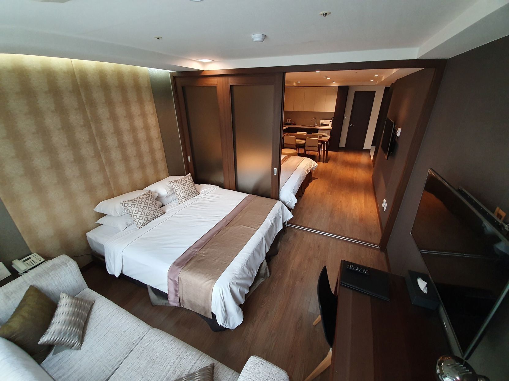 セーフティボックス (室内)、デスク、ノートパソコン用作業スペース、遮光カーテン