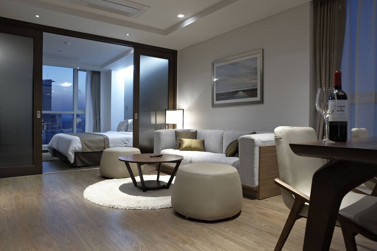 Suite (Ocloud Suite Room) | Oppholdsområde | En 42-tommers LED-TV med kabel-kanaler samt TV