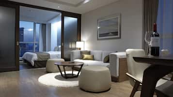 Suite (Ocloud Suite Room) | Oppholdsområde | En 42-tommers LED-TV med kabel-kanaler samt TV