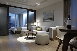 오클라우드 스위트룸 | 거실 공간 | 케이블 채널 시청이 가능한 42인치 LED TV, TV