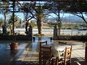 Breakfast, lunch and dinner served - Athina Rooms (Rethymno)